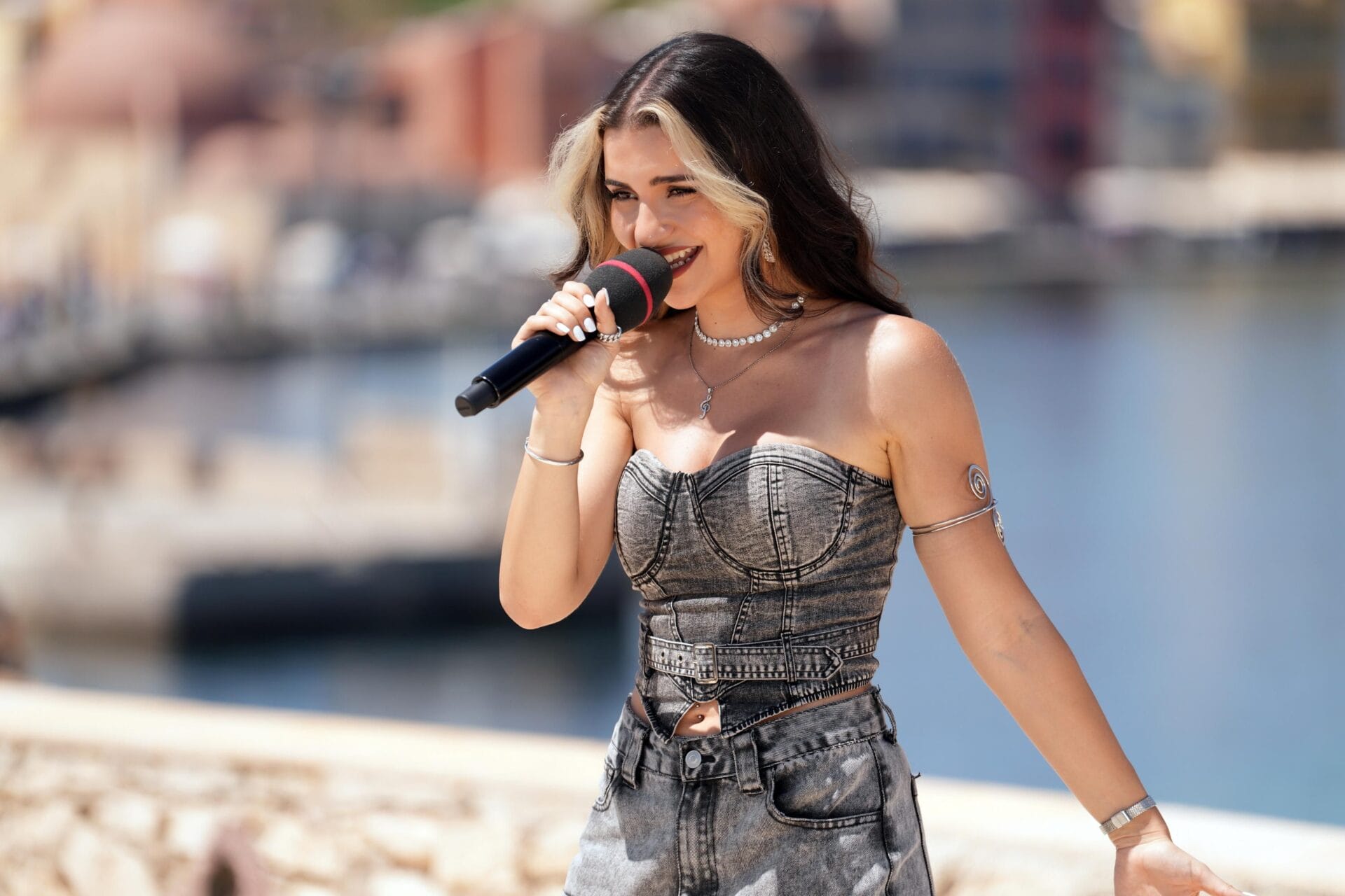 Tamara Perez performt im alten Venezianischen Hafen von Chania, dem dritten Set des Recalls auf Kreta, den Song New Rules.


+++ Die Verwendung des sendungsbezogenen Materials ist nur mit dem Hinweis und Verlinkung auf RTL+ gestattet. +++