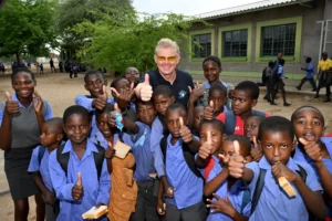 Mickie Krause, Anna-Maria Zimmermann & NDW-Markus: Emotionaler Schulbesuch in Namibia! | Mickie Krause,Anna-Maria Zimmermann,Markus Mörl