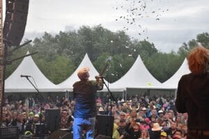 Elbstrand-Festival auf Krautsand: Über 4100 Fans trotzten dem Regen und brachten den Deich zum wackeln! | Elbstrand-Festival