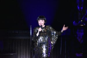 Grandiose Mireille Mathieu wird in Hannover von tosendem Applaus & Blumensträußen überschüttet | Mireille Mathieu