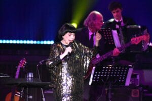 Grandiose Mireille Mathieu wird in Hannover von tosendem Applaus & Blumensträußen überschüttet | Mireille Mathieu