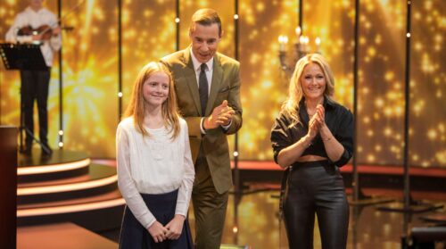 ARD/NDR KLEIN GEGEN GROSS - DAS UNGLAUBLICHE DUELL, "Spiel und Spaß mit Kai Pflaume", am Samstag (02.11.24) um 20:15 Uhr im ERSTEN.
Johanna (10), Kai Pflaume und Helene Fischer (v. l. n. r.).
© NDR/Thorsten Jander, honorarfrei - Verwendung gemäß der AGB im engen inhaltlichen, redaktionellen Zusammenhang mit genannter NDR-Sendung bei Nennung "Bild: NDR/Thorsten Jander" (S2). NDR Presse und Information/Fotoredaktion, Tel: 040/4156-2333 oder -2305, pressefoto@ndr.de