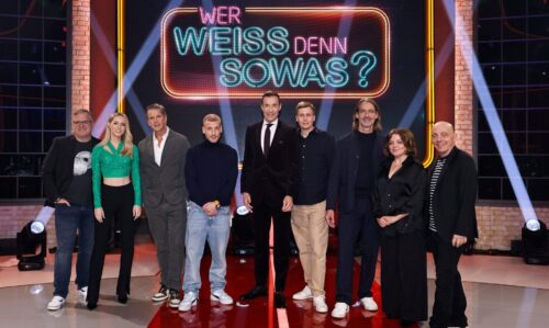 ARD/NDR WER WEISS DENN SOWAS XXL, "Das unvorstellbare Wissensquiz mit Kai Pflaume", am Montag (30.12.24) um 20:15 Uhr im ERSTEN.
Moderator Kai Pflaume (M.) mit Elton, Melissa Naschenweng, Markus Lanz, Felix Lobrecht, Till Reiners, Richard David Precht, Annett Louisan und Bernhard Hoëcker (v.l.)
© NDR/Morris Mac Matzen, honorarfrei - Verwendung gemäß der AGB im engen inhaltlichen, redaktionellen Zusammenhang mit genannter NDR-Sendung und bei Nennung "Bild: NDR/Morris Mac Matzen" (S2). NDR Presse und Information/Fotoredaktion, Tel: 040/4156-2333 oder -2305, pressefoto@ndr.de