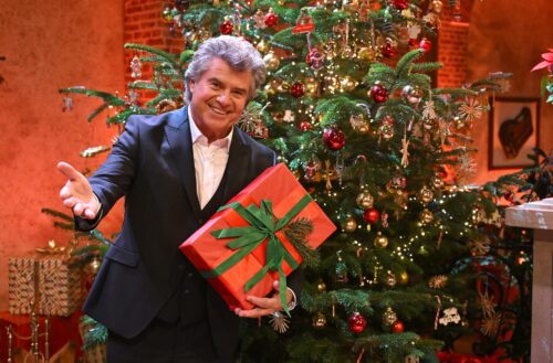 SWR WEIHNACHTEN MIT ANDY BORG, am Dienstag (24.12.24) um 20:15 Uhr im SWR.
Am Heiligen Abend begrüßt Sänger und Gastgeber Andy Borg die SWR- und MDR-Zuschauer:innen in seiner festlich geschmückten Weinstube an einer großen Festtafel.
© SWR/Kerstin Joensson, honorarfrei - Verwendung gemäß der AGB im engen inhaltlichen, redaktionellen Zusammenhang mit genannter SWR-Sendung und bei Nennung "Bild: SWR/Kerstin Joensson" (S2+). SWR Presse/Bildkommunikation, Baden-Baden, Tel: 07221/929-22202, foto@swr.de