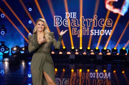 SWR DIE BEATRICE EGLI SHOW, am Donnerstag (31.10.24) um 20:15 Uhr im SWR.
Schlagerstar Beatrice Egli freut sich auf eine neue Ausgabe ihrer Samstagabendshow in SWR, MDR und SRF. Danach ist die Sendung auch in der ARD Mediathek zu sehen. Die Gastgeberin legt Wert auf musikalische Vielfalt und emotionale Geschichten. Dazu begrüßt sie viele verschiedene musikalische Gäste auf ihrer Bühne in Berlin.
© SWR/Manfred H. Vogel, honorarfrei - Verwendung gemäß der AGB im engen inhaltlichen, redaktionellen Zusammenhang mit genannter SWR-Sendung und bei Nennung "Bild: SWR/Manfred H. Vogel" (S2+). SWR Presse/Bildkommunikation, Baden-Baden, Tel: 07221/929-22202, foto@swr.de