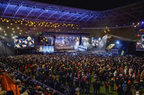 MDR FERNSEHEN WEIHNACHTEN IM STADION 2024 - DAS GROSSE ADVENTSKONZERT, "Aus Dresden", am Donnerstag (19.12.24) um 20:15 Uhr.
Weihnachtskonzert im Stadion von Dresden
© MDR/Michael Schmidt, honorarfrei - Verwendung gemäß der AGB im engen inhaltlichen, redaktionellen Zusammenhang mit genannter MDR-Sendung bei Nennung "Bild: MDR/Michael Schmidt" (S2+). MDR/HA Kommunikation, 04360 Leipzig, Tel: (0341) 300 6477 oder - 6463