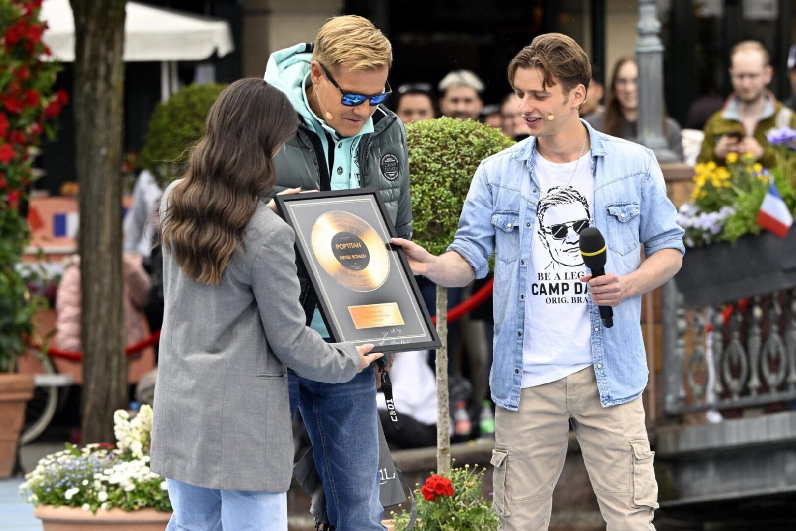 Niklas Nowak (29, r.) aus Kloten hat ein Geschenk für Jurymitglied Dieter Bohlen mitgebracht


+++ Die Verwendung des sendungsbezogenen Materials ist nur mit dem Hinweis und Verlinkung auf RTL+ gestattet. +++