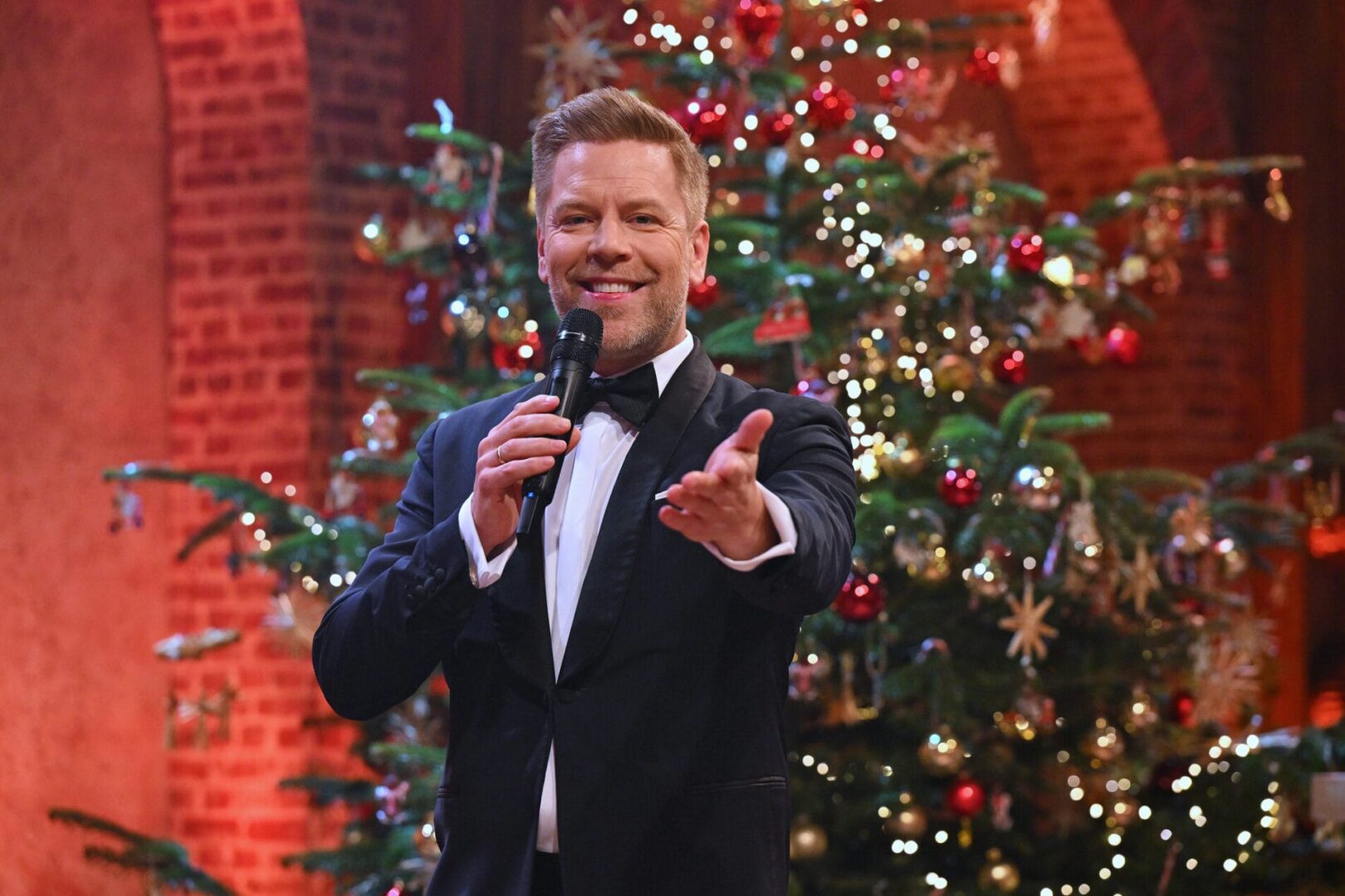 SWR WEIHNACHTEN MIT ANDY BORG, am Dienstag (24.12.24) um 20:15 Uhr im SWR.
Am Heiligen Abend begrüßt Sänger und Gastgeber Andy Borg die SWR- und MDR-Zuschauer:innen in seiner festlich geschmückten Weinstube an einer großen Festtafel. Musikalischer Gast in der Sendung: Tom Gaebel
© SWR/Kerstin Joensson, honorarfrei - Verwendung gemäß der AGB im engen inhaltlichen, redaktionellen Zusammenhang mit genannter SWR-Sendung und bei Nennung "Bild: SWR/Kerstin Joensson" (S2+). SWR Presse/Bildkommunikation, Baden-Baden, Tel: 07221/929-22202, foto@swr.de