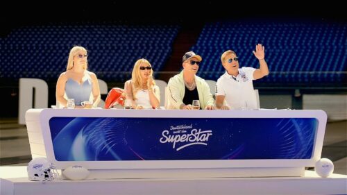 Nach den überstandenen Castings und der ersten Recall-Runde im Europa-Park in Rust heißt es für die 50 verbliebenen DSDS-Kandidatinnen und Kandidaten nun: Volle Konzentration auf die DSDS-Premiere im Stadion-Recall auf Schalke, wo es um die 20 begehrten Plätze für den Auslands-Recall auf der griechischen Urlaubsinsel Kreta gehen wird! Die Jury (v.l.) Beatrice Egli, Loredana, Pietro Lombardi, Dieter Bohlen

+++ Die Verwendung des sendungsbezogenen Materials ist nur mit dem Hinweis und Verlinkung auf RTL+ gestattet. +++