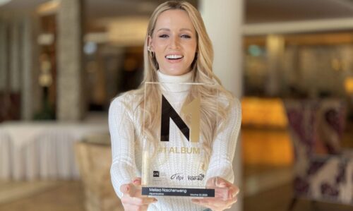 Melissa Naschenweng mit dem "Nummer 1 Award der Austria Top 40" / Weiterer Text über ots und www.presseportal.de/nr/11911 / Die Verwendung dieses Bildes für redaktionelle Zwecke ist unter Beachtung aller mitgeteilten Nutzungsbedingungen zulässig und dann auch honorarfrei. Veröffentlichung ausschließlich mit Bildrechte-Hinweis.