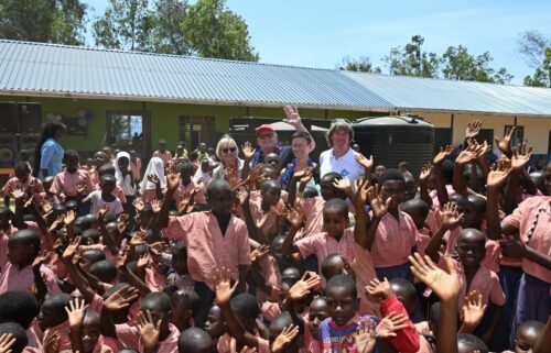 Mickie Krause: Fotos der Eröffnung seiner fünften Schule in Afrika & von dem Schulbesuch mit Loona & Co.