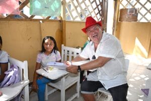 Bei Fly & Help Schulbesuch in Mexiko: Johnny Logan, Stefan Mross & weitere Stars sorgen für leuchtende Kinderaugen | Stefan Mross