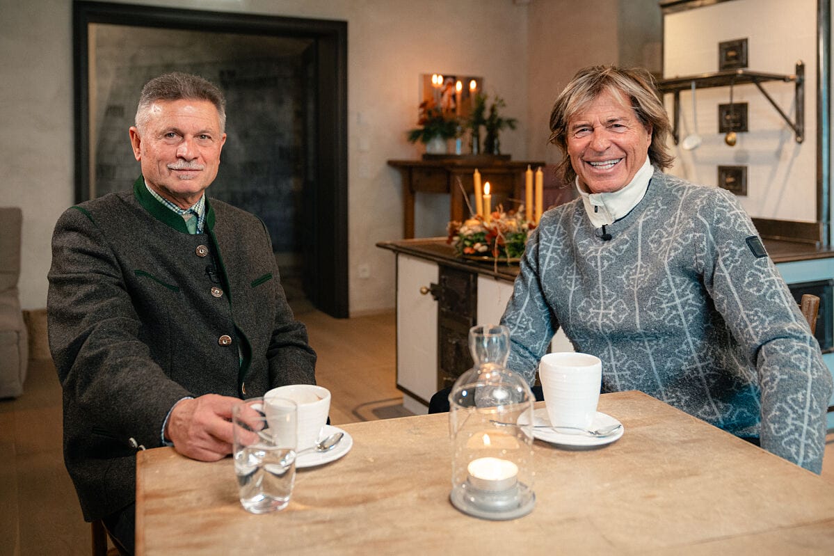 Hansi Hinterseer und Heinz Rainer in der Greißlerei Krenn in Pürgg während der Dreharbeiten für die Sendung "Weihnachtslichter"