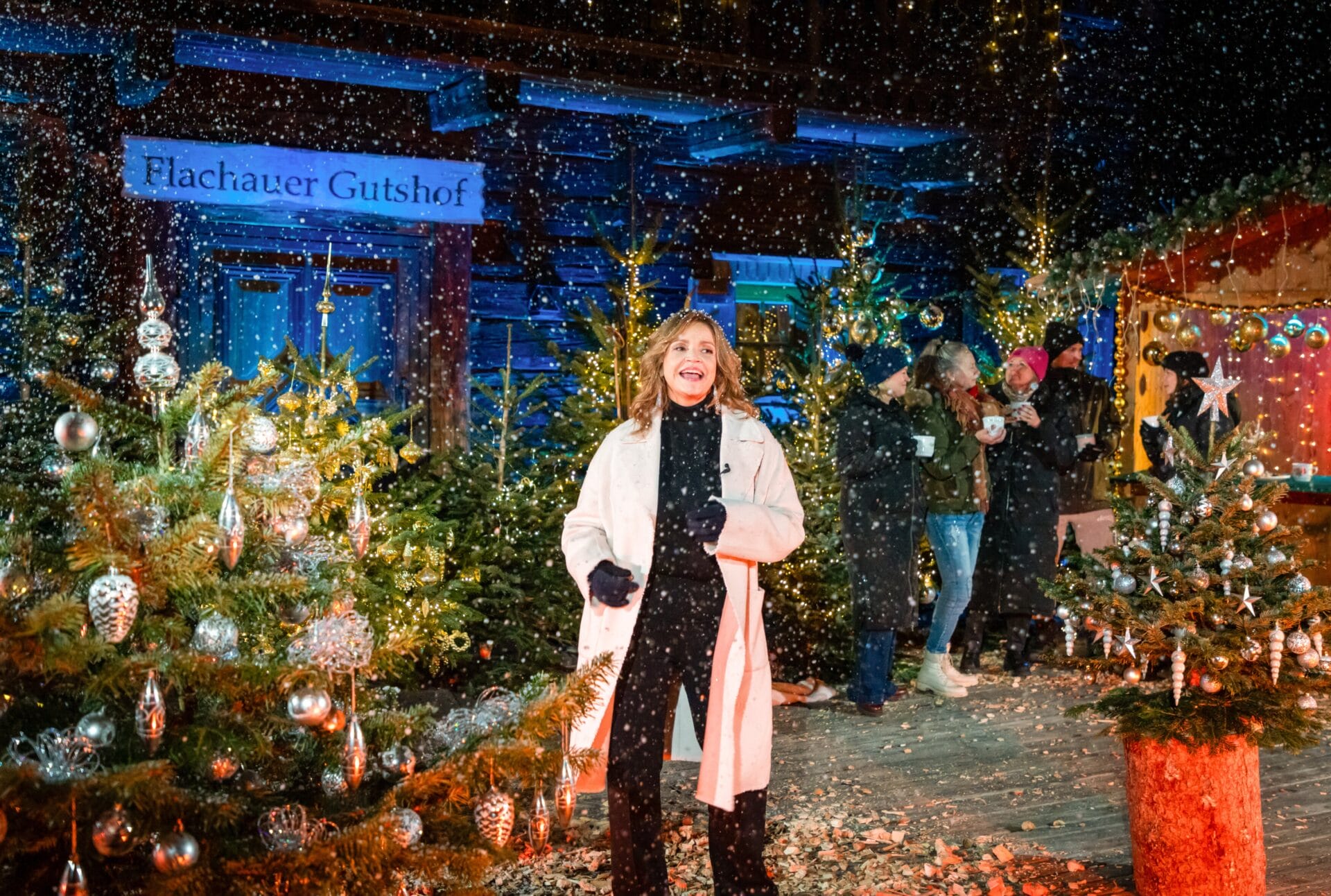 Zauberhafte Weihnacht im Land der "Stillen Nacht" - Inmitten der winterlichen Bergwelt des Salzburger Landes wird der Ort Flachau auch heuer wieder zur Kulisse der Weihnachtsproduktion „Zauberhafte Weihnacht im Land der ‚Stillen Nacht‘“. Vorweihnachtliche Klänge und Festtagsstimmung verspricht auch die elfte Ausgabe der beliebten Sendung. DJ Ötzi und Stefanie Hertel laden zum musikalisch-besinnlichen TV-Abend mit zahlreichen Publikumslieblingen wie Rolando Villazón, Semino Rossi, Andy Borg, Francine Jordi, Ramon Roselly, den Kastelruther Spatzen, Chris Steger, Edmund, Mark Keller, Max Müller und vielen anderen. - Im Bild: Rebecca Immanuel. Foto: ORF/IPMedia/Peter Kivograd. Veröffentlichung honorarfrei nur für redaktionelle Berichterstattung in Sendungszusammenhang und mit Copyrightangabe. Kontakt: foto@orf.at